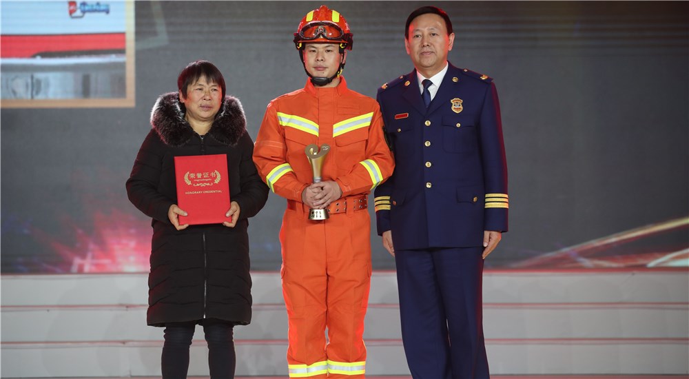 頒獎(jiǎng)嘉賓為第七位年度感動人物張曉明頒獎(jiǎng)