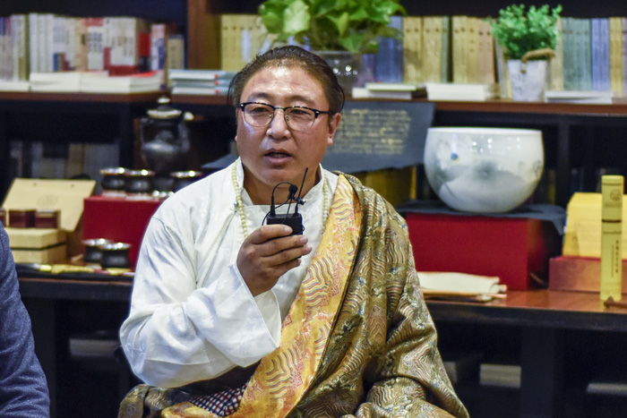 安久·白瑪群加：絕對不能為了錢做手藝的傳承人，傳承手藝是因為我們有傳承民族特色文化的責(zé)任，要時刻謹(jǐn)記這一份責(zé)任。