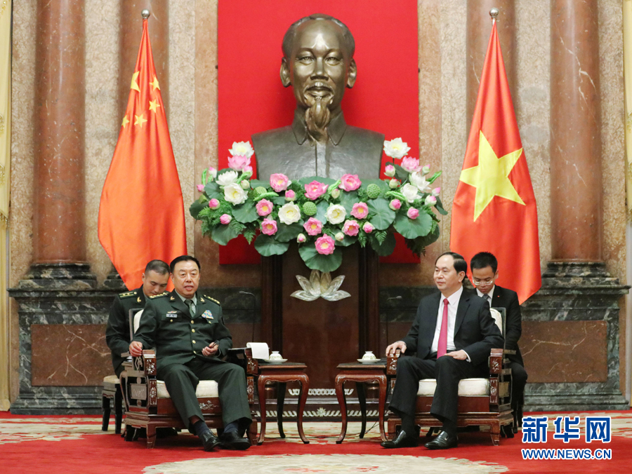 6月18日，在越南首都河內(nèi)，正在越南訪問的中央軍委副主席范長龍（左前）會(huì)見越南國家主席陳大光（右前）。 新華社發(fā)（李曉偉攝）
