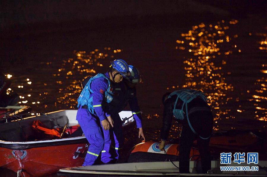 （重慶公交車墜江事故·圖文互動）（1）夜幕降臨，重慶萬州公交客車墜江事故救援工作仍在進行中