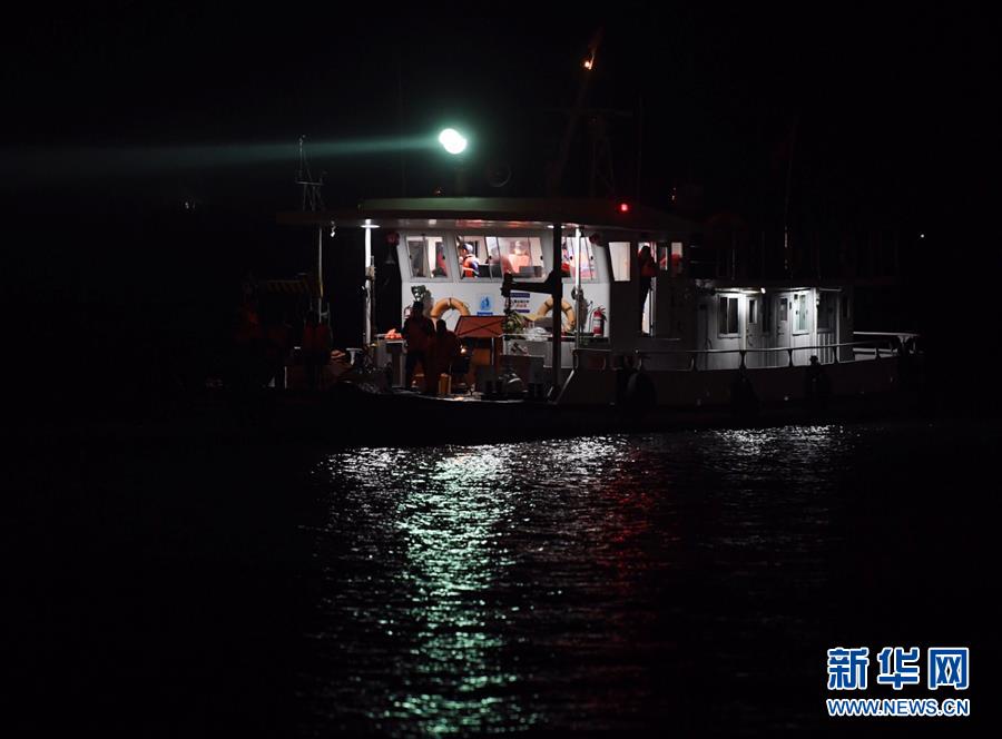 （重慶公交車墜江事故·圖文互動）（2）夜幕降臨，重慶萬州公交客車墜江事故救援工作仍在進行中