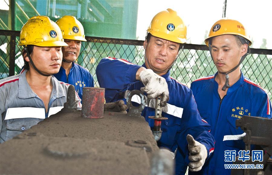 （愛國情 奮斗者·圖文互動）（2）錨定無悔奮進的航向——記港口創(chuàng)新路上的“藍(lán)領(lǐng)專家”孔祥瑞