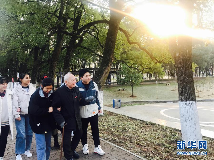 （新華全媒頭條·圖文互動）（7）滄海橫流 信仰彌堅——記共產黨員、湘潭大學九旬教授滄南