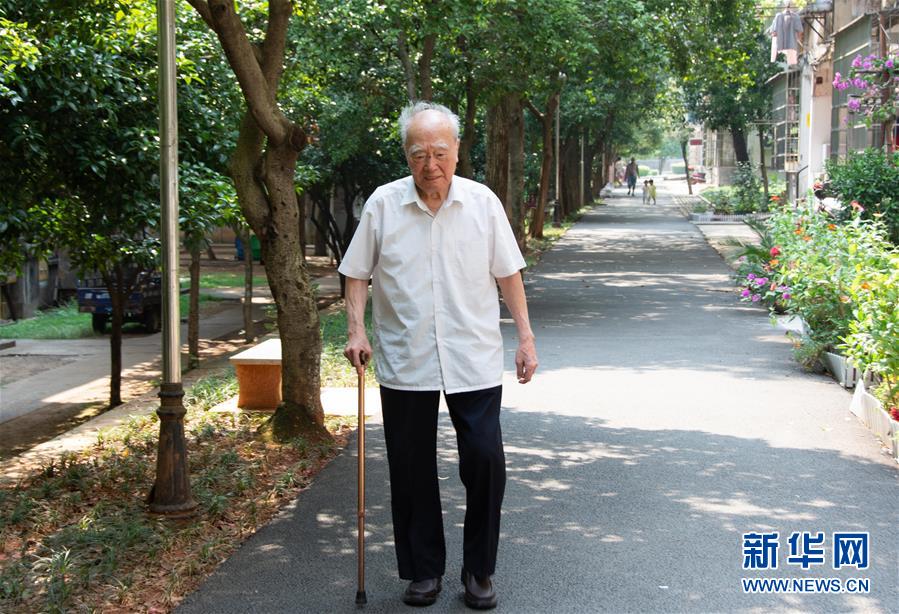 （新華全媒頭條·圖文互動）（9）滄海橫流 信仰彌堅——記共產黨員、湘潭大學九旬教授滄南