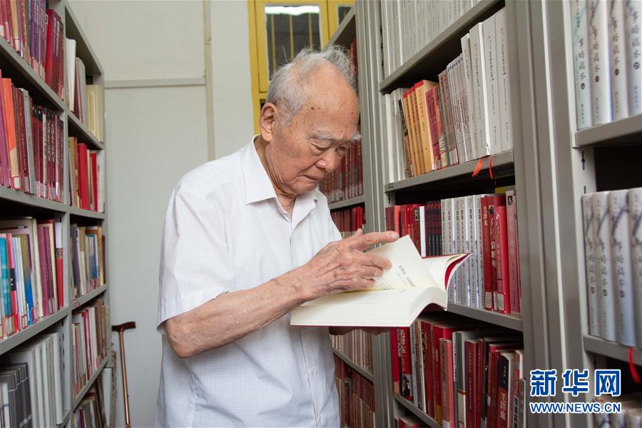 （新華全媒頭條·圖文互動）（6）滄海橫流 信仰彌堅——記共產黨員、湘潭大學九旬教授滄南