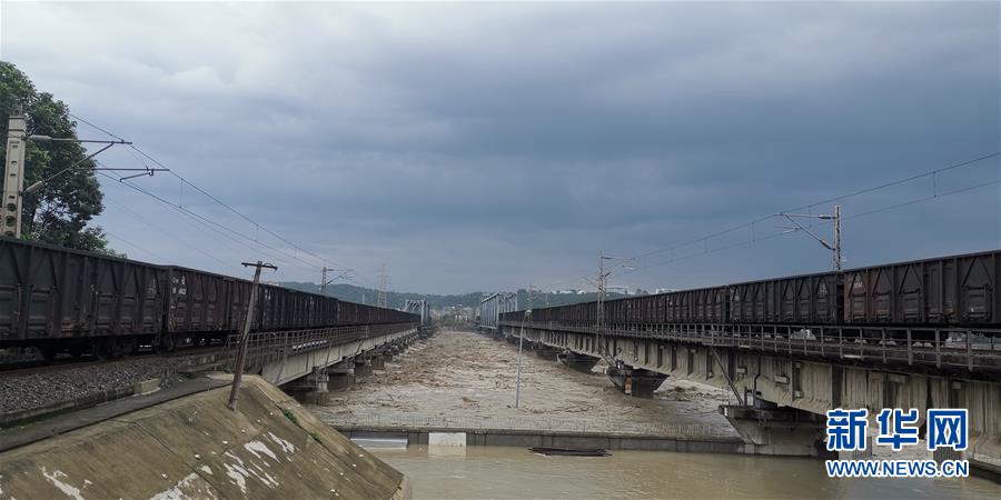 （防汛抗洪·圖文互動(dòng)）（1）洪水襲擊寶成鐵路涪江大橋 超8100噸“重車(chē)壓梁”護(hù)橋