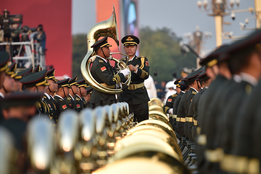 解放軍聯合軍樂團在廣場就位后進行準備工作和試奏。據了解，解放軍聯合軍樂團此次演奏是從開國大典至今歷次閱兵以來演奏曲目最多的一次，不少曲目是為此次閱兵量身打造的全新作品，此次也是歷次女演奏員最多的一次。