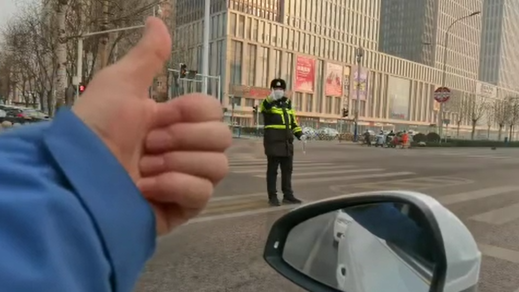 石家莊路人和交警的這個(gè)“暗號(hào)”，真暖！