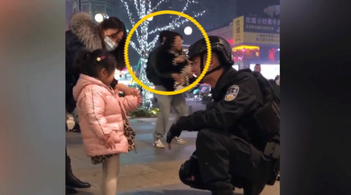 女子被特警圈粉蹲地拍照不想走，男友接下來的舉動驚呆網友
