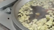 沈陽(yáng)一企業(yè)熬740鍋紅糖水送26個(gè)檢測(cè)點(diǎn)，用了千斤紅糖200斤姜