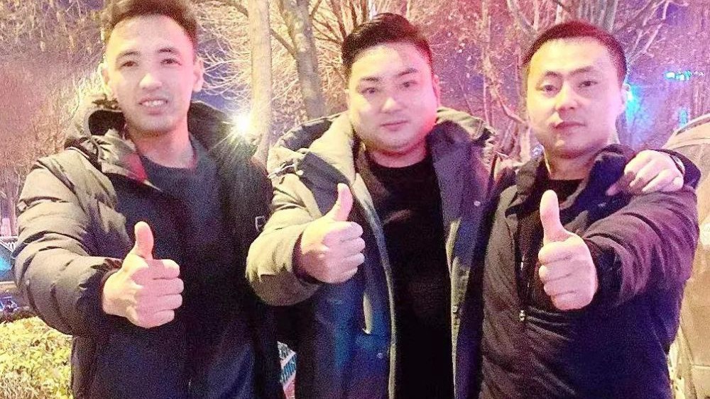 熱點快追｜路面結冰大貨車開始溜車！24塊“救命石”幫助緊急脫險