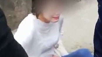 四川一女子墜河欲輕生，兩名消防員一躍而下