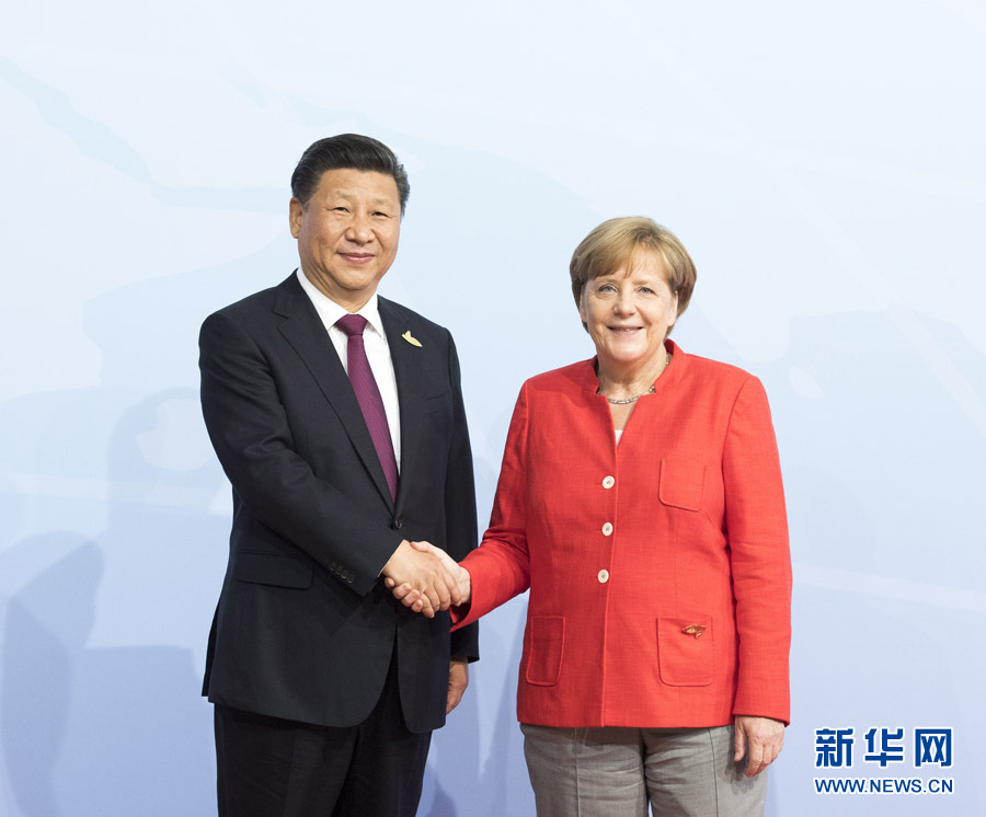 7月7日，二十國集團領導人第十二次峰會在德國漢堡舉行。國家主席習近平出席并發(fā)表題為《堅持開放包容　推動聯(lián)動增長》的重要講話。這是峰會開始前，習近平受到德國總理默克爾迎接。新華社記者 李學仁 攝 