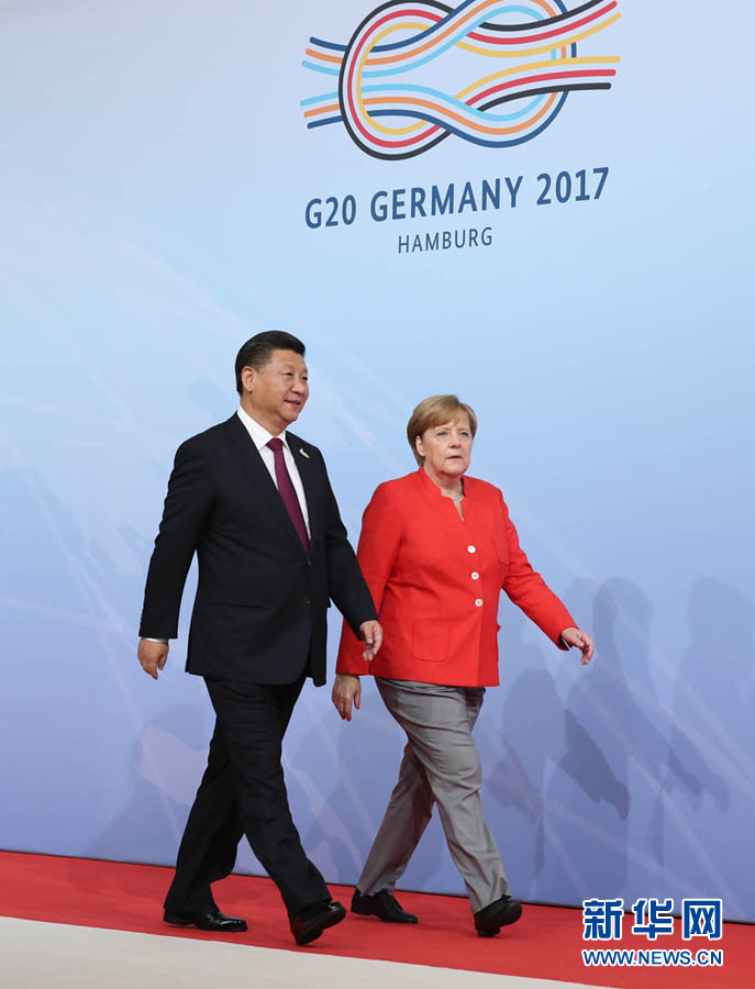 7月7日，二十國集團領導人第十二次峰會在德國漢堡舉行。國家主席習近平出席并發表題為《堅持開放包容　推動聯動增長》的重要講話。這是峰會開始前，習近平受到德國總理默克爾迎接。新華社記者 劉衛兵 攝 